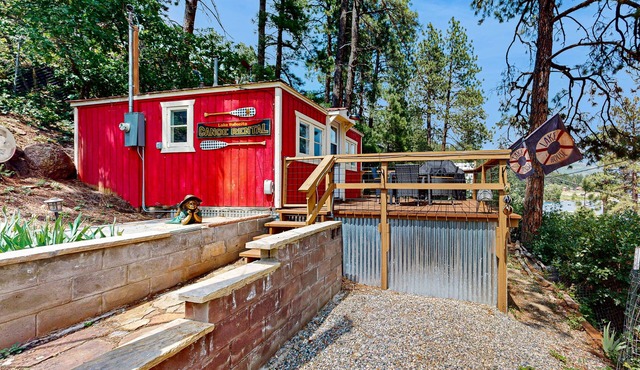 Cozy cabin w/beautiful views, lakefront, free wifi internet