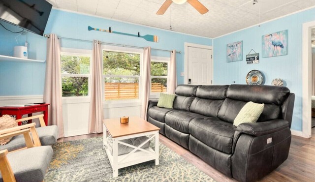 Cozy Coastal Cottage ~ Pet friendly, Boat Parking, AC, WiFi, walk to Pier