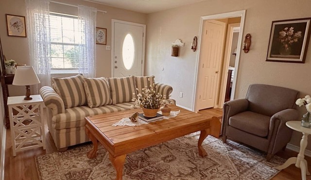 Cozy Cottage | 3 BR/2 BA -15 min Downtown Dallas