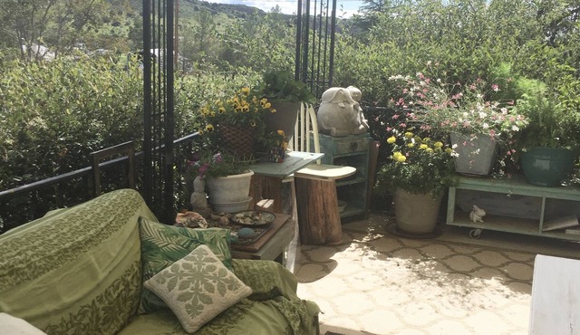 Cozy country house 7 minutes from town.