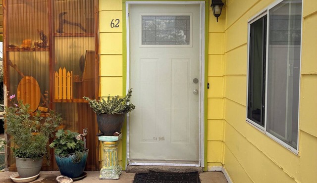 Cozy getaway. 1-bedroom, private bath in cheery country home.