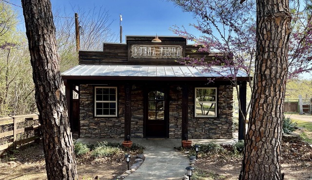 Cozy Guest House with Plunge Pool and Outdoor Kitchen!