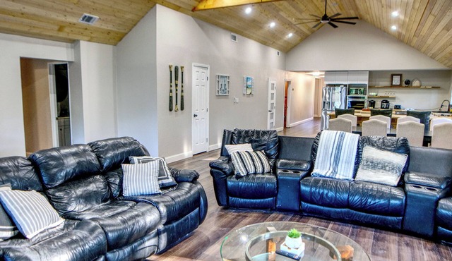 Cozy lake side villa for family getaway. Pet-friendly