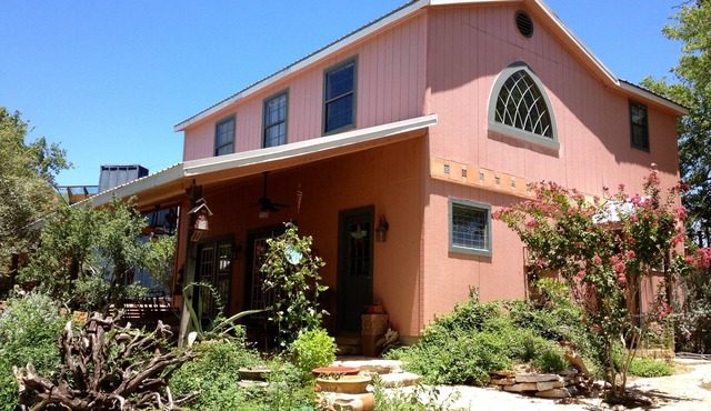 Cozy Lakefront Retreat - Winery, Massage, Yoga, Kayaks, SUPS, Krause Springs!