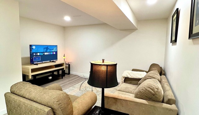 Cozy & Modern 3BR Lower Unit I Private Entrance, Laundry, Fridge Microwave in Calgary
