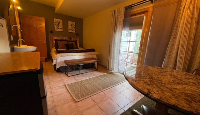 Cozy mountain lodge room steps from glacial lakes & Mt. Elbert