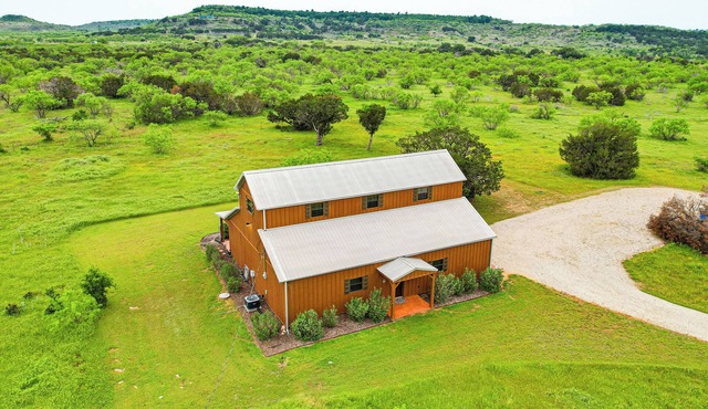 Cozy Strawn Cabin w/Pool Access - Near Lake!