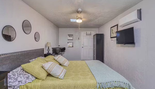 Cozy Studio Apartment at the Base of the Mountain!