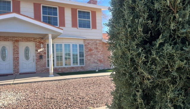 Cozy Townhome, 5 Min to Airport.
