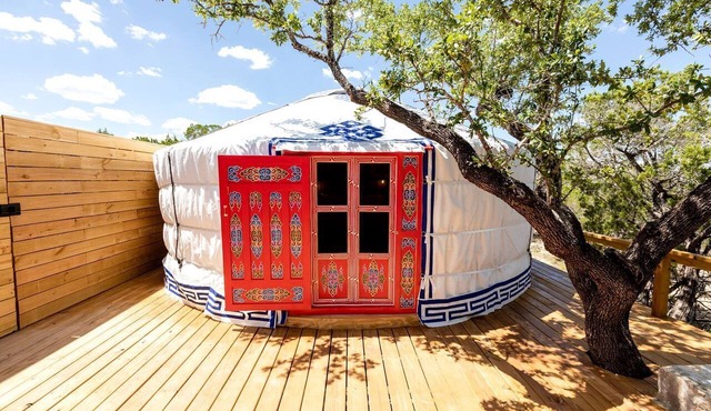 Cozy Yurt with Hot Tub Surrounded by Nature in Dripping Springs, Texas