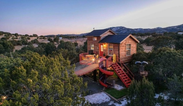 Crow’s Nest Treehouse at El Místico Ranch