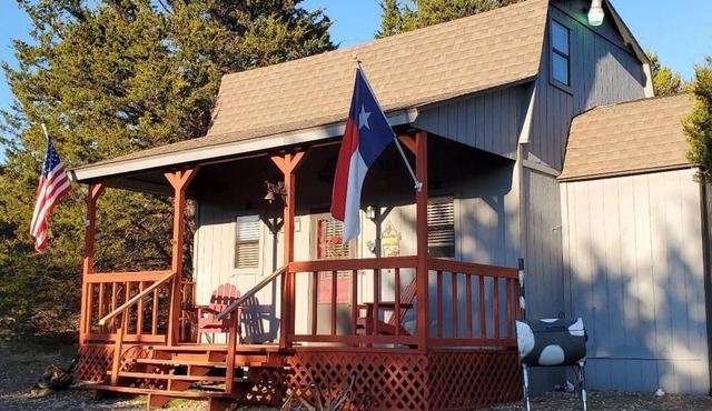 Cute Cabin! Secluded and surrounded by Nature. in Bonham