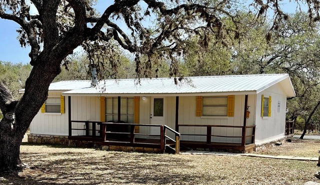 Cute, Secluded cabin in the Woods, 2 miles from Garner State Park