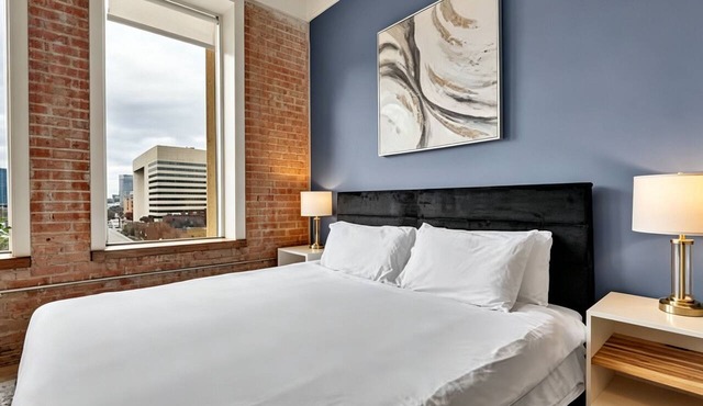 Dallas Skyline Views- King Beds -Free Valet - Walk to Conv Ctr - 24hr Gym - Pool