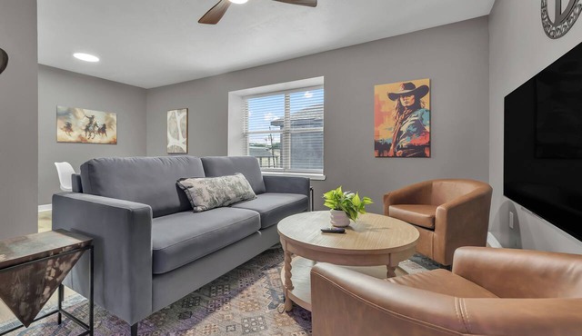 Dallas: Walk to Texas A&M Campus, Comfy King Beds