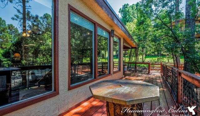 Dancing Star: Sitting high in the pines with hot tub!