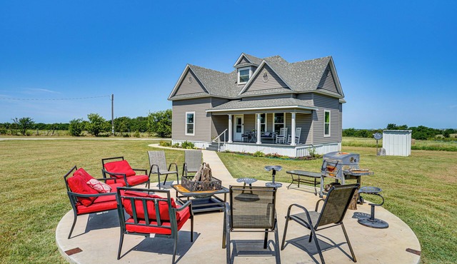 Decatur Farmhouse Getaway w/Deck & Backyard