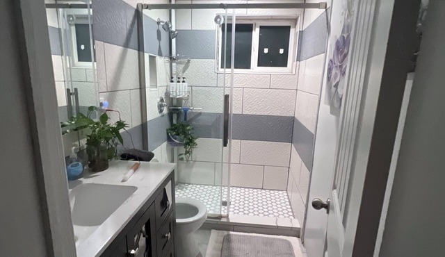 Delightful 2-bedroom house with AC in sunny Carlsbad and river view.