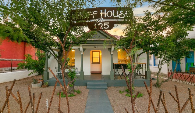 Desert Fox Retreat| Walk to Congress| Free Parking