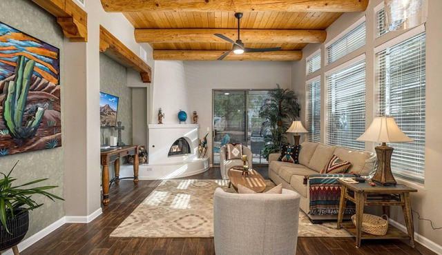 Desert Gem in Las Cruces w/Vigas & Southwest Flair