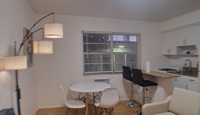 Designed with comfort and relaxation a priority - steps to beach - charming stay in Surfside