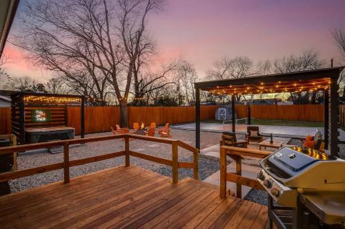 Designer Pickleball Hot Tub Basketball 10 minute walk to FIFA AT&T Globe Life and Choctaw Stadiums