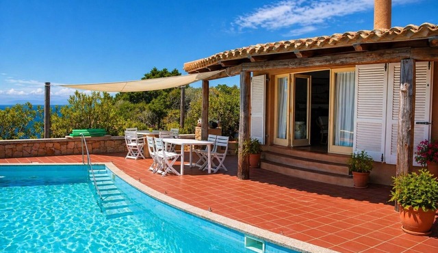 Detached 4 bed villa, private pool, sea views and bbq area in Costa Paradiso