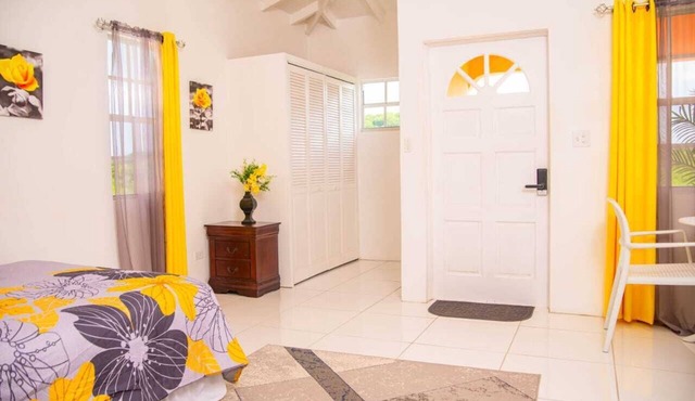 Docs Paradise Yellow Apartment in Vernons