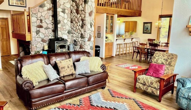 Dog-friendly cabin with large yard, wood stove, grill & mountain views
