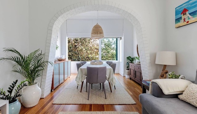 Dolphin Sands; A 3-bedroom apartment in Coogee Beach, barefoot walk to sand. in Coogee