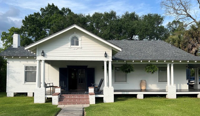 Downtown Craftsman home w/lovely front porch. Walk to restaurants & antiques. in Breaux Bridge