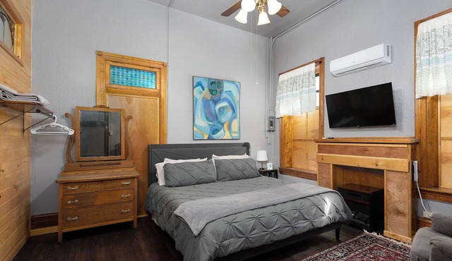 Downtown Del Norte Spacious Apartment