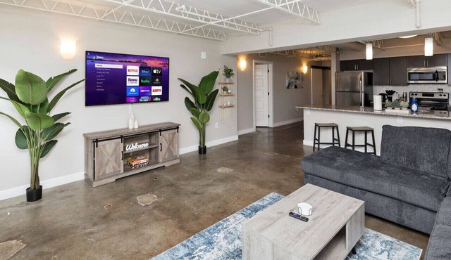 Downtown Des Moines Gem: 2BR/2BA + Balcony & Grill in Des Moines