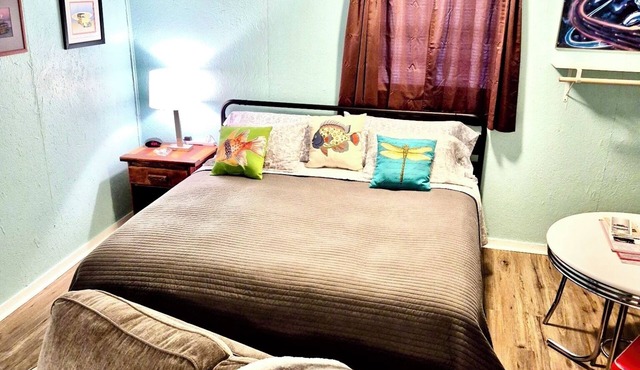 Downtown Saint Jo | KING bed | sleeps 2