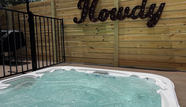 East Austin Oasis: Hot Tub, Private Deck, Spa-Like Rainfall Shower
