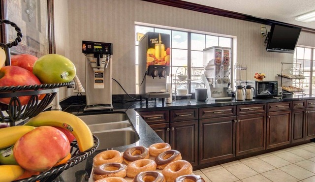 Econo Lodge Inn & Suites El Paso West