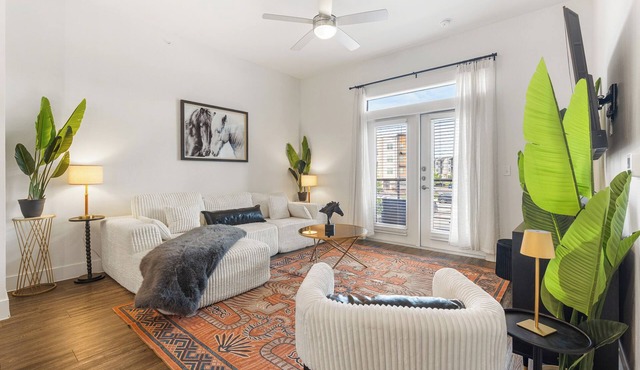 Elegant 1BR w/Pool & Gym Access