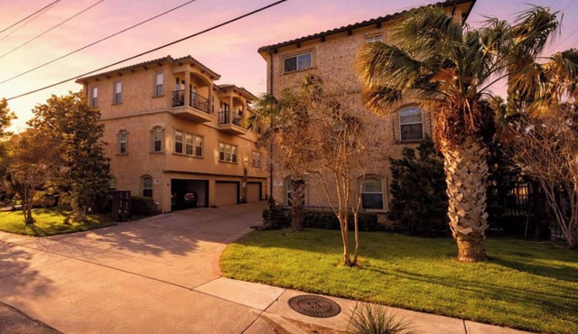 Elegant 2BR Townhome Walking of Lower Greenville