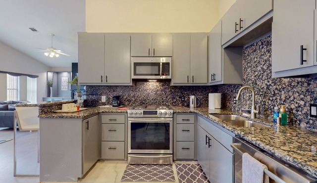 Elegant home close to NRG Stadium, Downtown Houston, & The Medical Center