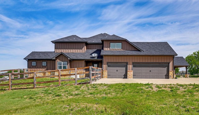 Elegant 'Sunset Meadow Ranch' in Texas w/Hot Tub