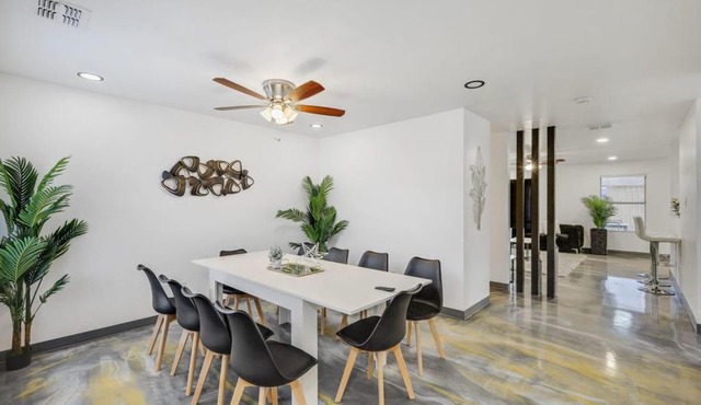 Elite 5BR 3,5BA Holiday Home with Game Room, Hot Tub, & Sauna