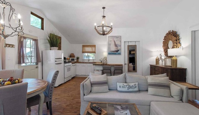 Emerald Cottage offers a laid-back stay surrounded by towering trees, with a spacious deck, kayaks and canoes to paddle through the cypress forest, and a firepit perfect for slow evenings outside. in Shreveport