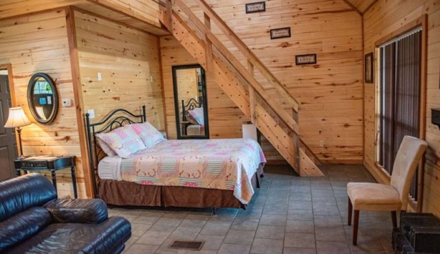 Enjoy a Rustic Chic Cabin in East TX! in Lindale