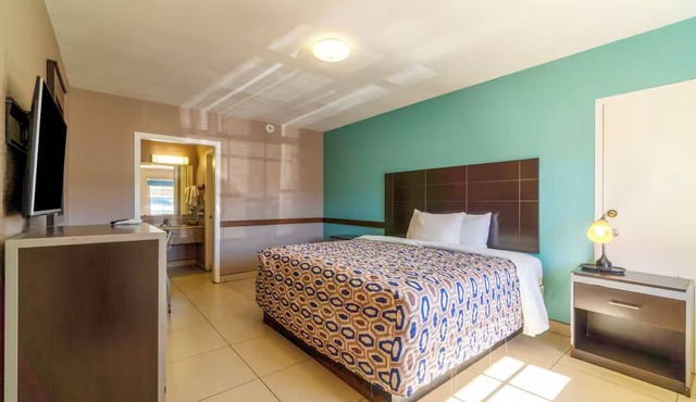 Enjoy and Recharge in Budget Friendly Room with Easy Access to Yoakum Airport