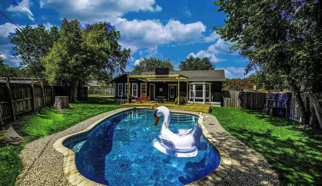 Entertainers Delight: 4/2 Pool, Outdoor Fun