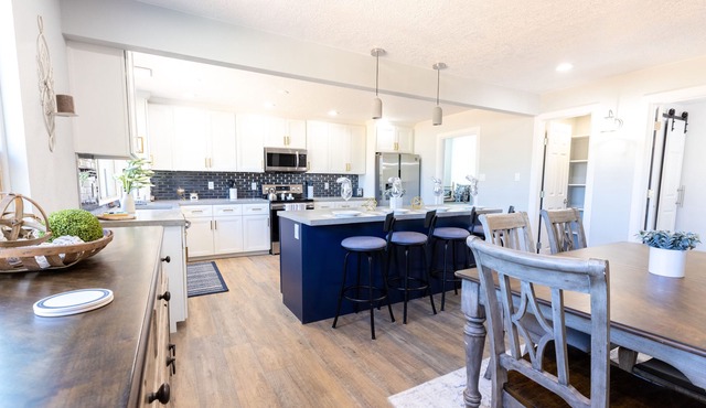 Entire Residential Home|2 🏠 in 1|Full Remodel|Huge Yard|🔥 Pit|2 Kitchens|🌄 Views