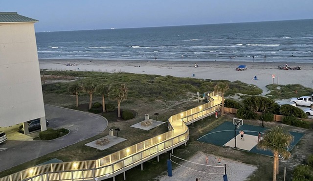 Entire Resort Condo 2bed/2Bath sleeps 8 w/infinity pool overlooking the beach