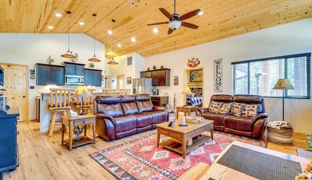 Escape to Alpine! Outstanding Cabin w/Deck & Yard