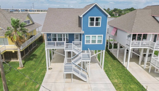 Escape to Seabrook Shores, a cozy 3BR/2BA bayfront retreat with stunning sunset views, a spacious deck, full kitchen, and relaxing living space. Enjoy kayaking, fishing, and nearby Kemah Boardwalk.