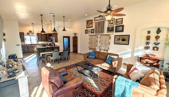 Expansive ranch house w/guest suite for groups